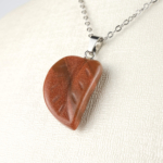 Kahverengi yıldız taşı yaprak kolye – sıcak tonlarıyla denge, huzur ve enerji kaynağı. Yaprak modelli yıldız taşı kolye – toprak enerjisini yansıtan zarif ve ışıltılı takı. Kahverengi yıldız taşı – yaprak formunda pozitif enerji ve özgüven sembolü. Toptan doğal taş kolye – yaprak modelinde sıcak tonlar ve denge bir arada.