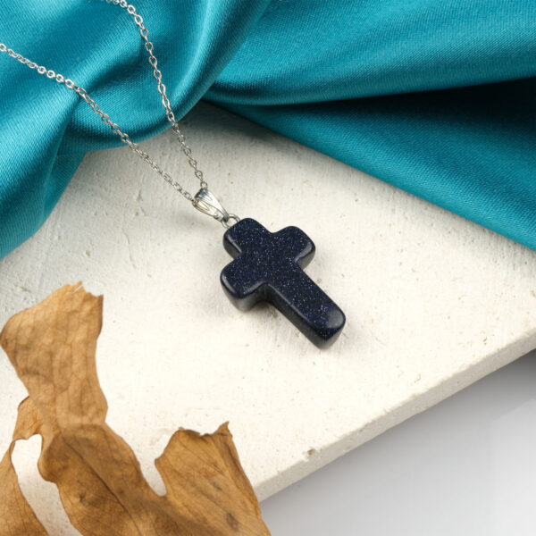 Yıldız taşı doğal taş kolye – gece gökyüzü ışıltısını yansıtan zarif enerji taşı. Yıldız taşı kolye – ruhsal güç, denge ve huzur enerjisini taşıyan şık takı. Lacivert yıldız taşı kolye – parlayan noktalarıyla ilham ve pozitif enerji kaynağı. Toptan doğal taş kolye – zarafet, denge ve ruhsal aydınlanma bir arada.