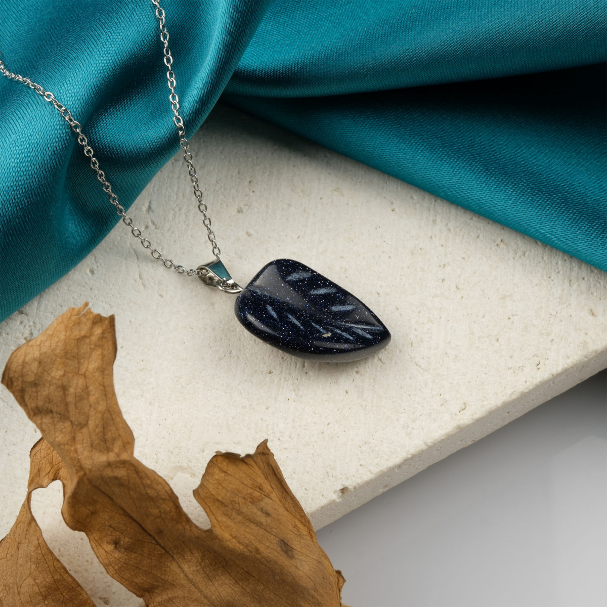 Yıldız taşı yaprak kolye – lacivert ışıltısıyla doğanın enerjisini ve zarafeti taşır. Yaprak modelli yıldız taşı kolye – gece gökyüzü parıltısını yansıtan özgün tasarım. Lacivert yıldız taşı yaprak kolye – ruhsal güç, denge ve huzur enerjisini temsil eder. Toptan doğal taş kolye – yaprak formunda doğa ve evren enerjisi bir arada.