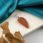 Kahverengi yıldız taşı kolye – sıcak tonlarıyla denge, özgüven ve pozitif enerji kaynağı. Yıldız taşı doğal taş kolye – kahverengi ışıltısıyla toprak enerjisini yansıtır. Kahverengi yıldız taşı – zarafet ve huzuru birleştiren doğal taş takı. Toptan doğal taş kolye – estetik görünüm ve ruhsal denge bir arada.