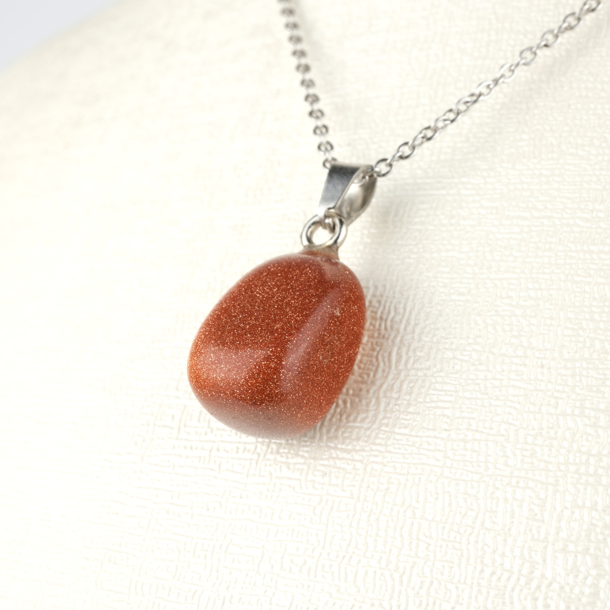 Kahverengi yıldız taşı kolye – sıcak tonlarıyla denge, özgüven ve pozitif enerji kaynağı. Yıldız taşı doğal taş kolye – kahverengi ışıltısıyla toprak enerjisini yansıtır. Kahverengi yıldız taşı – zarafet ve huzuru birleştiren doğal taş takı. Toptan doğal taş kolye – estetik görünüm ve ruhsal denge bir arada.