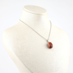 Kahverengi yıldız taşı kolye – sıcak tonlarıyla denge, özgüven ve pozitif enerji kaynağı. Yıldız taşı doğal taş kolye – kahverengi ışıltısıyla toprak enerjisini yansıtır. Kahverengi yıldız taşı – zarafet ve huzuru birleştiren doğal taş takı. Toptan doğal taş kolye – estetik görünüm ve ruhsal denge bir arada.