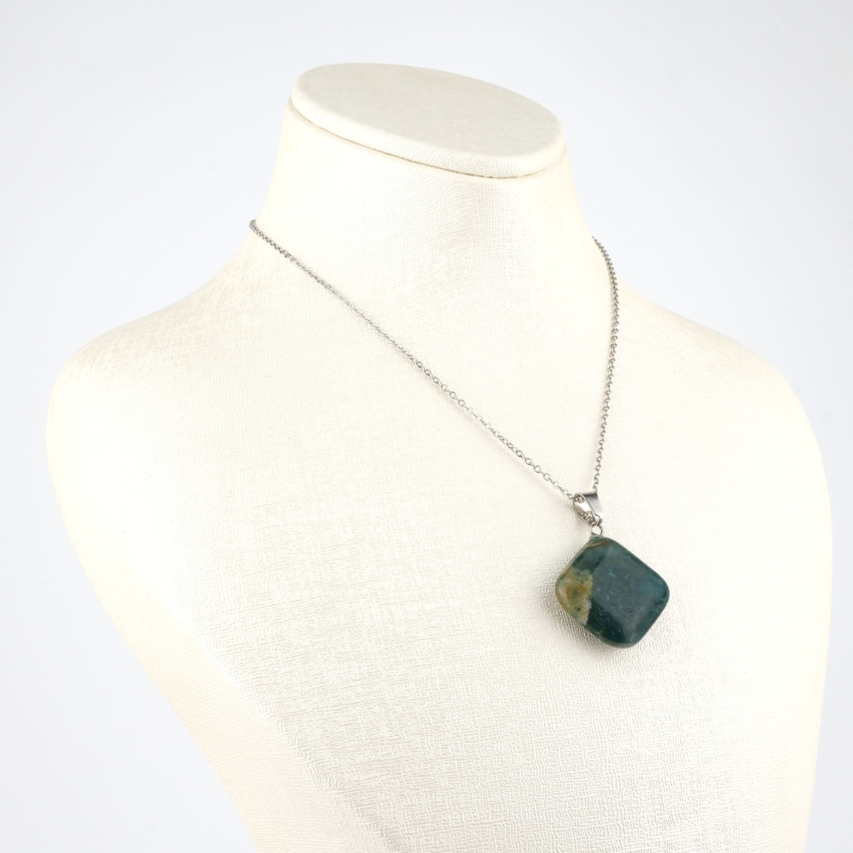 Yosunlu akik kare kolye – doğanın yeşil enerjisini taşıyan zarif doğal taş. Kare modelli yosunlu akik kolye – denge, huzur ve doğayla uyum sembolü. Yosunlu akik kolye – yeşil tonlarıyla sakinlik ve yenilenme enerjisi yayar. Toptan doğal taş kolye – doğa enerjisiyle estetik ve ruhsal denge bir arada.