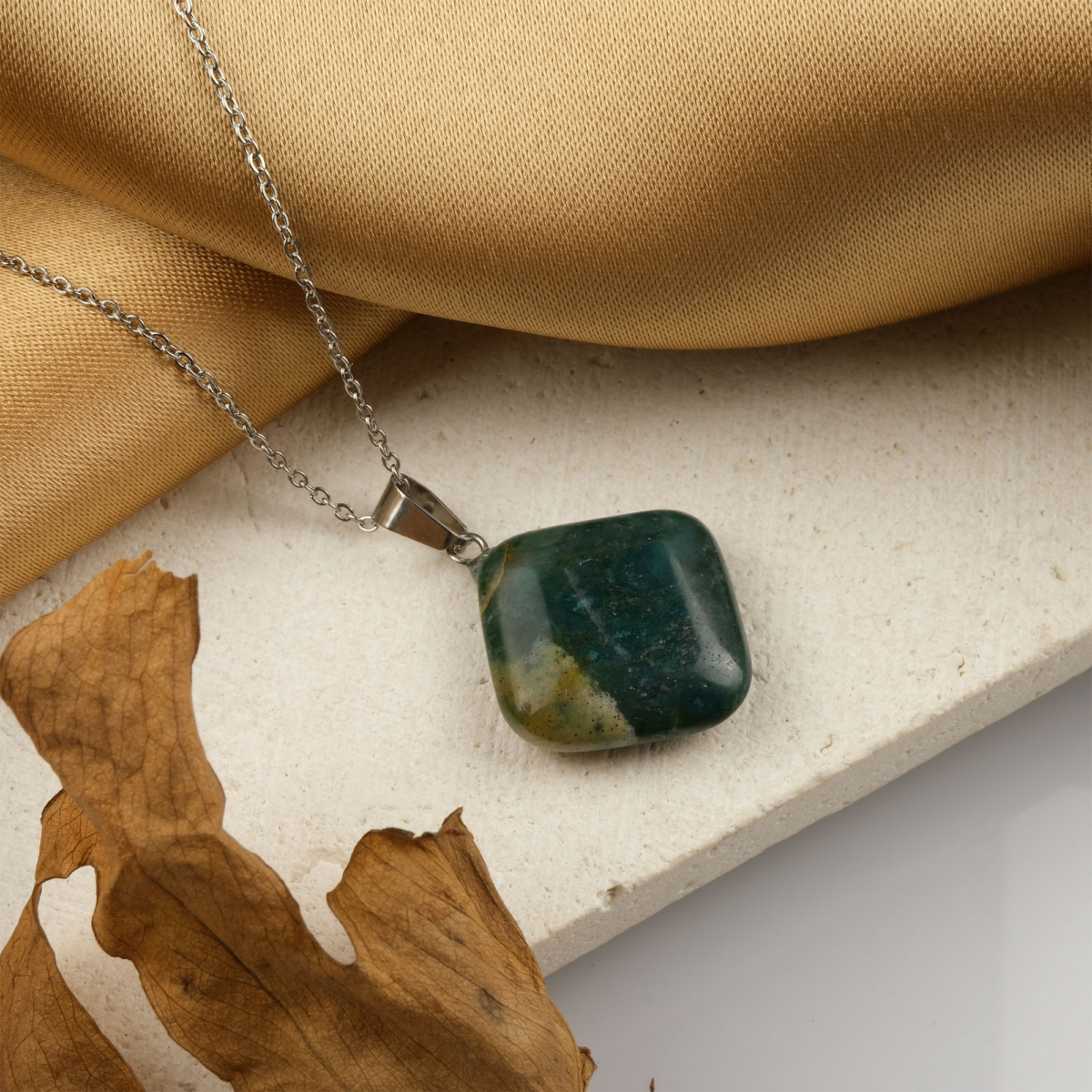 Yosunlu akik kare kolye – doğanın yeşil enerjisini taşıyan zarif doğal taş. Kare modelli yosunlu akik kolye – denge, huzur ve doğayla uyum sembolü. Yosunlu akik kolye – yeşil tonlarıyla sakinlik ve yenilenme enerjisi yayar. Toptan doğal taş kolye – doğa enerjisiyle estetik ve ruhsal denge bir arada.