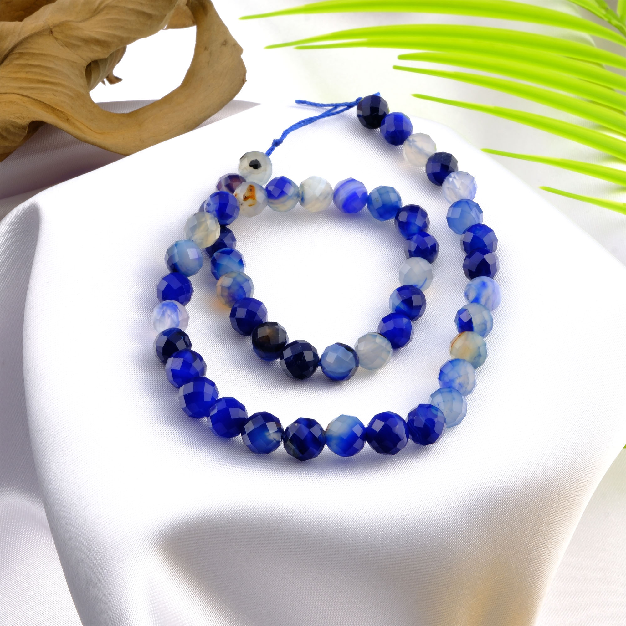 2a-kalite-kesimli-madagaskar-akik-dizi-dogal-tas-dizi-8mm-safir-tas-evi (2) 2A Kalite Kesimli Madagaskar Akik doğal taş dizi 8mm – huzur, istikrar ve ruhsal denge sağlayan toptan doğal taş dizi