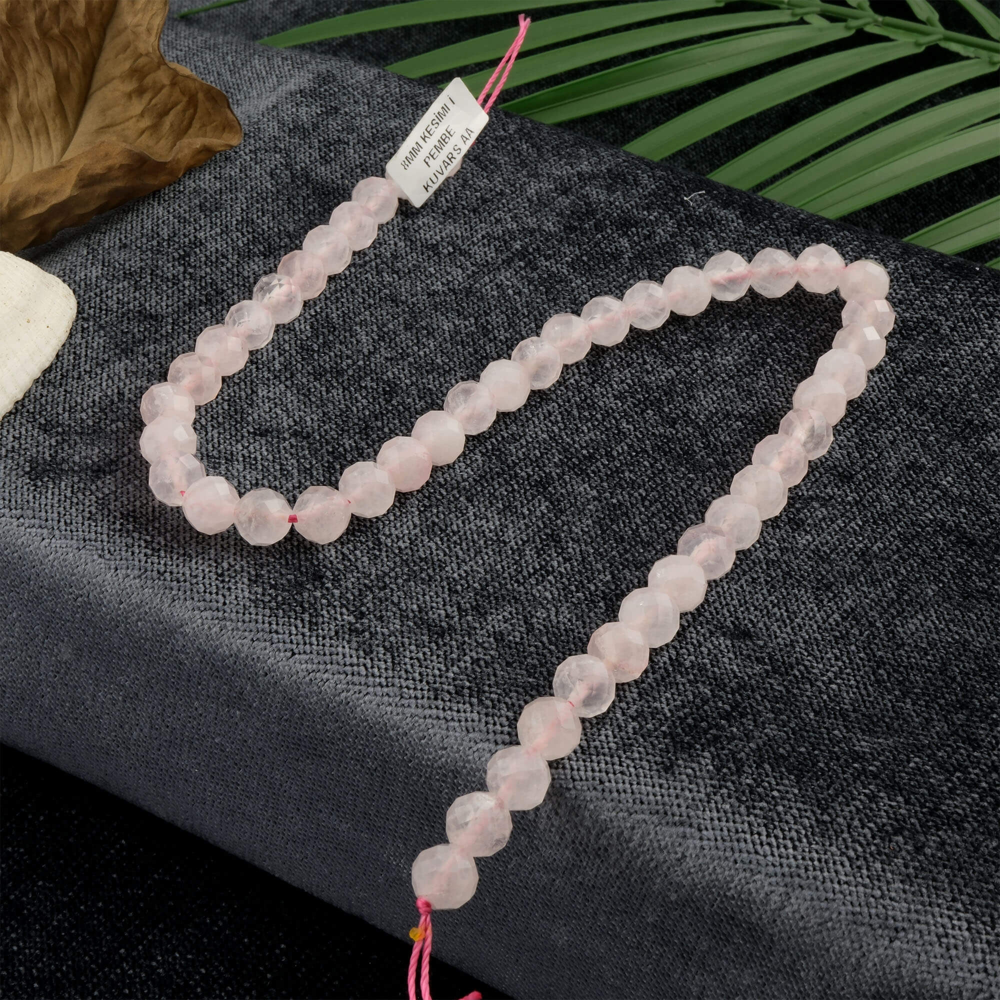 2a-kalite-kesimli-pembe-kuvars-dizi-dogal-tas-dizi-8mm-safir-tas-evi (2) 2A Kalite Kesimli Pembe Kuvars doğal taş dizi 8mm – yumuşak pembe tonlarıyla sevgi, şefkat ve huzur enerjisi taşıyan toptan doğal taş dizi