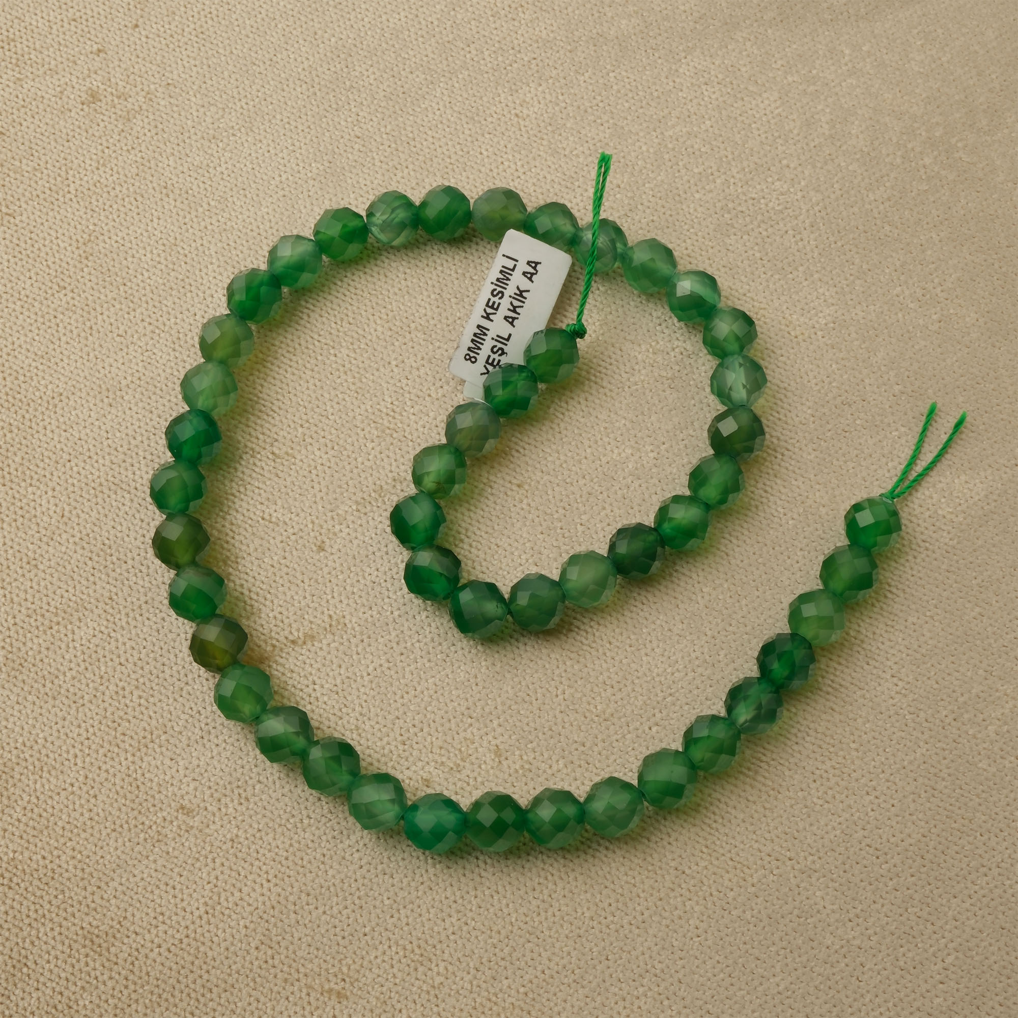 2A Kalite Kesimli Yeşil Akik doğal taş dizi 8mm – doğanın dengeleyici enerjisini taşıyan huzur, şifa ve yenilenme sağlayan toptan doğal taş dizi
