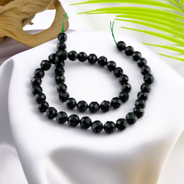 2A kalite kesimli Yeşil Yıldız Taşı, derin yeşil tonları ve ışıltılı yıldız efektleriyle denge, iç huzur ve yaşam enerjisini destekleyen zarif bir toptan doğal taş dizi.