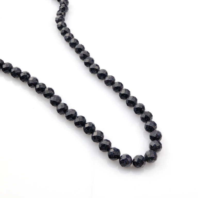 2A kalite kesimli Yıldız Taşı, lacivert zemin üzerindeki altın parıltılarıyla pozitif enerji, cesaret ve ruhsal denge sağlayan; zarif takı tasarımlarında kullanılan toptan doğal taş dizi.