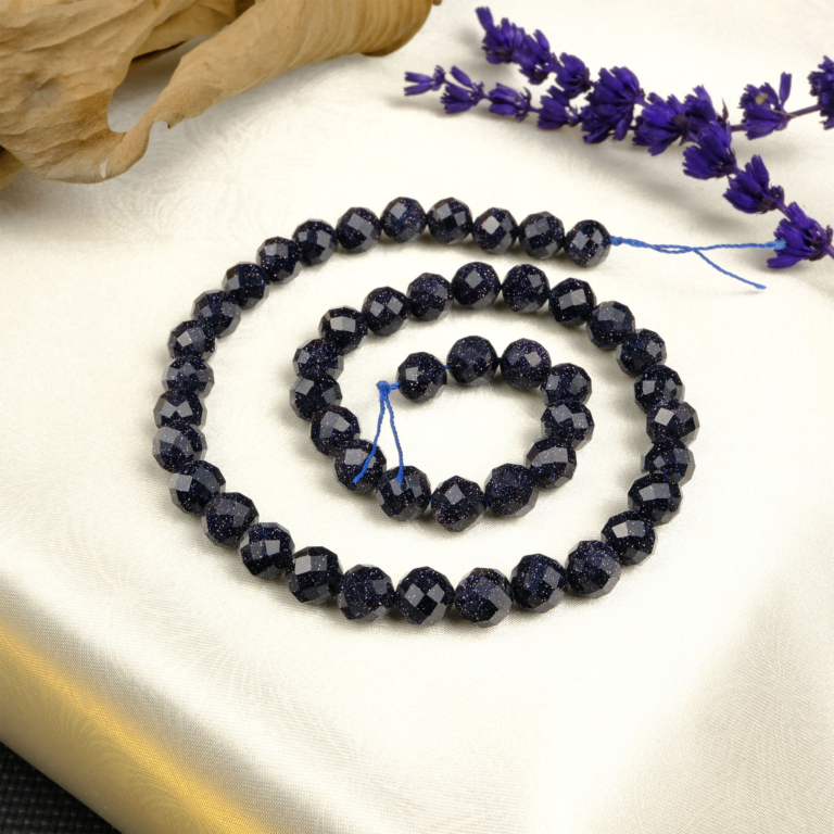 2A kalite kesimli Yıldız Taşı, lacivert zemin üzerindeki altın parıltılarıyla pozitif enerji, cesaret ve ruhsal denge sağlayan; zarif takı tasarımlarında kullanılan toptan doğal taş dizi.