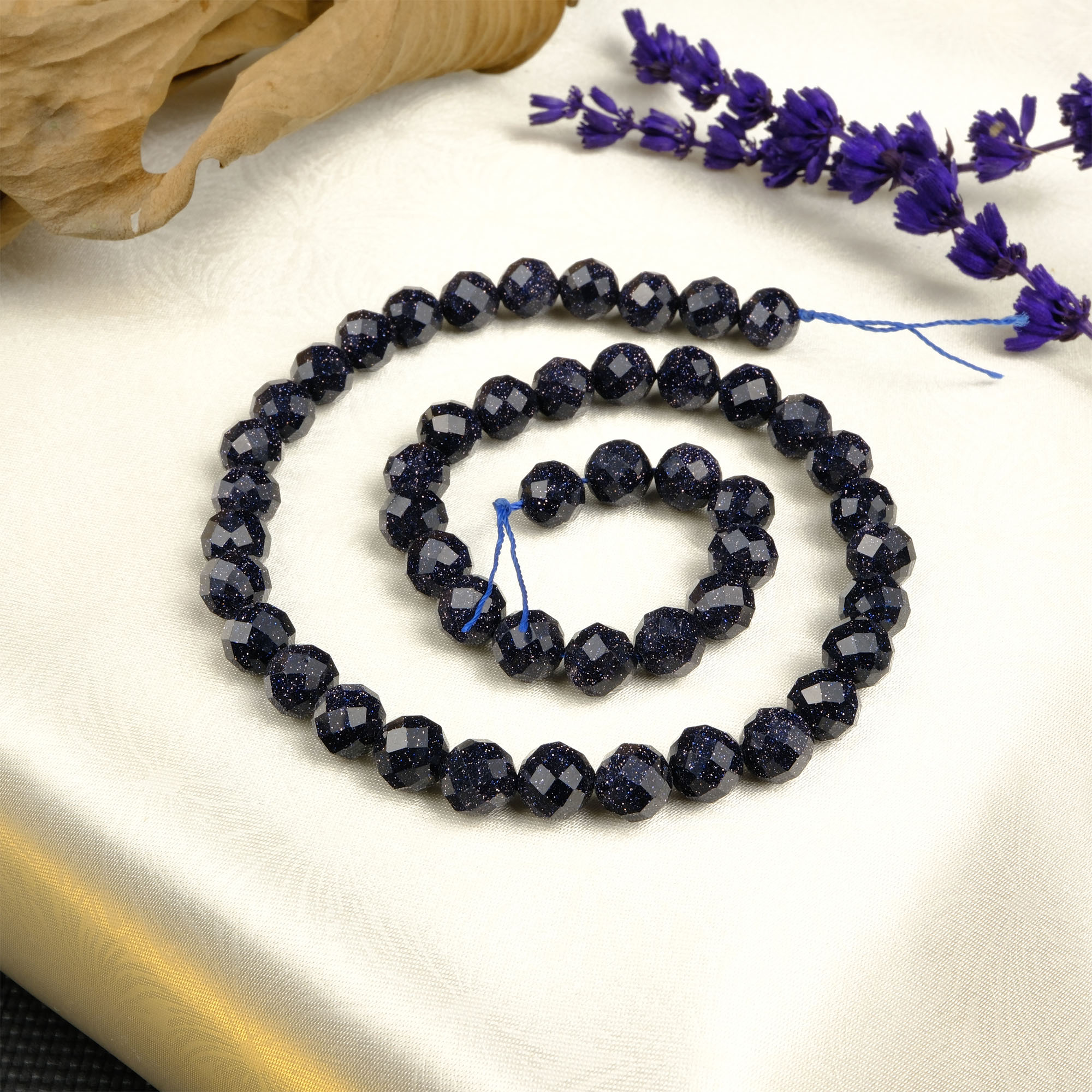 2a-kalite-kesimli-yildiz-tasi-dizi-dogal-tas-dizi-8mm-safir-tas-evi- (4) 2A kalite kesimli Yıldız Taşı, lacivert zemin üzerindeki altın parıltılarıyla pozitif enerji, cesaret ve ruhsal denge sağlayan; zarif takı tasarımlarında kullanılan toptan doğal taş dizi.
