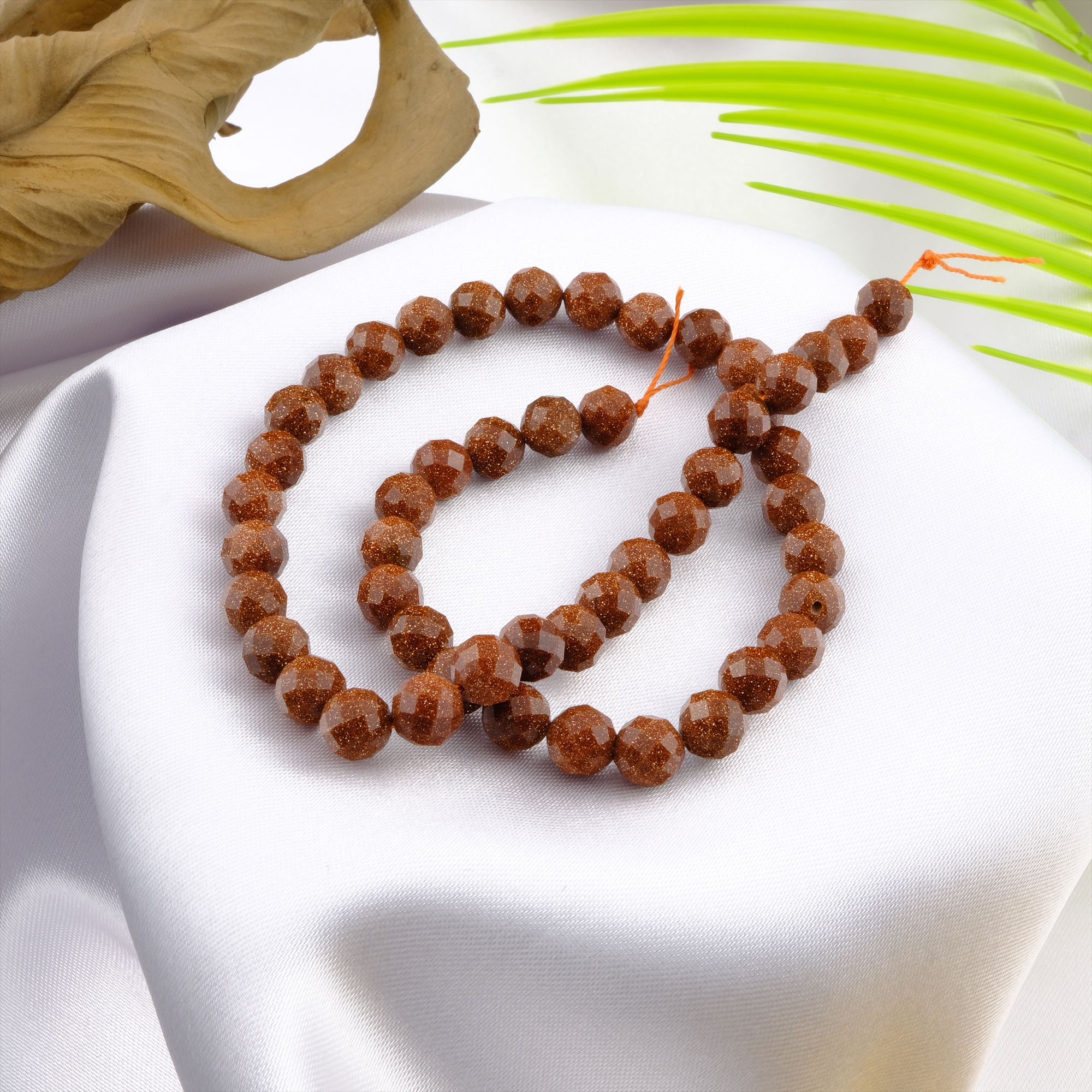 2a-kalite-kesimli-yildiz-tasi-dizi-dogal-tas-dizi-8mm-safir-tas-evi- (4) 2A kalite kesimli Yıldız Taşı, lacivert zeminindeki ışıltılı yıldız efektleriyle pozitif enerji, motivasyon ve özgüveni destekleyen, zarif bir görünüme sahip toptan doğal taş dizi.