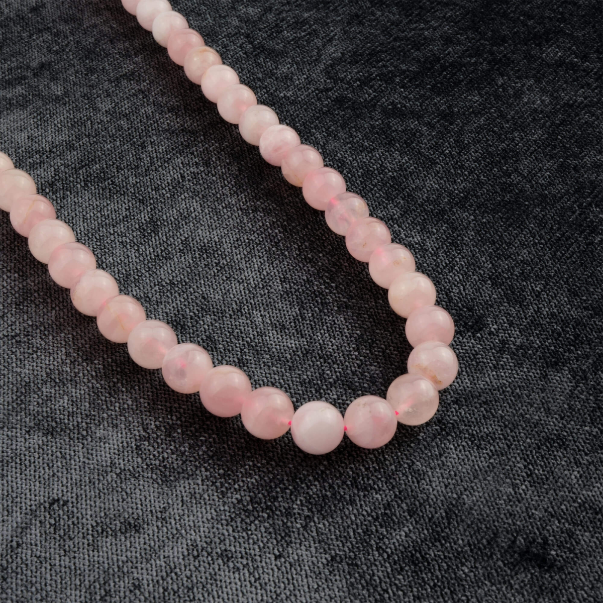 Madagaskar Pembe Kuvars doğal taş dizi 10mm – aşk, huzur ve kalp çakrası enerjisini taşıyan, yumuşak pembe tonlarıyla dikkat çeken toptan doğal taş dizi.