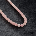 Madagaskar Pembe Kuvars doğal taş dizi 10mm – aşk, huzur ve kalp çakrası enerjisini taşıyan, yumuşak pembe tonlarıyla dikkat çeken toptan doğal taş dizi.