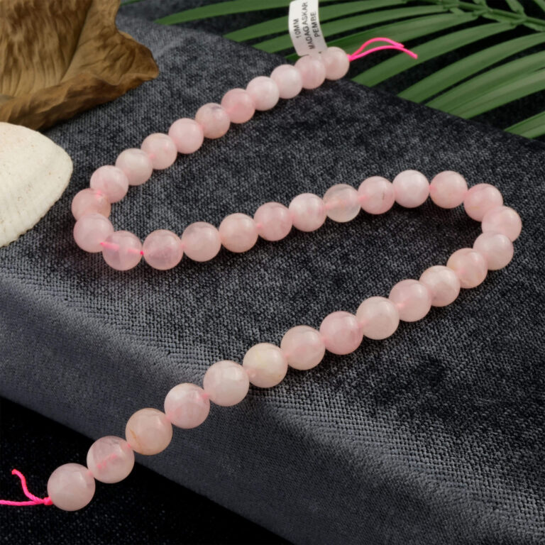 Madagaskar Pembe Kuvars doğal taş dizi 10mm – aşk, huzur ve kalp çakrası enerjisini taşıyan, yumuşak pembe tonlarıyla dikkat çeken toptan doğal taş dizi.