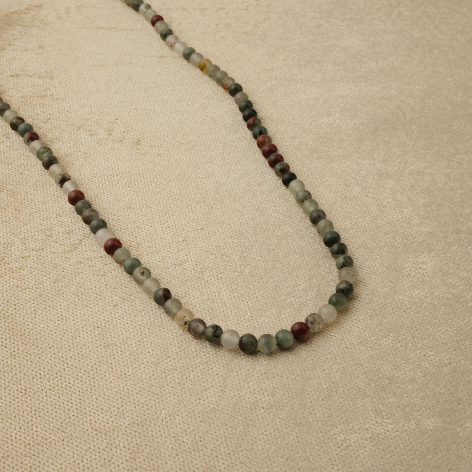 Afrika Kan Taşı doğal taş dizi 4mm – yeşil, kırmızı ve gri tonlarıyla güç, canlılık ve koruma enerjisi yayan toptan doğal taş dizi.