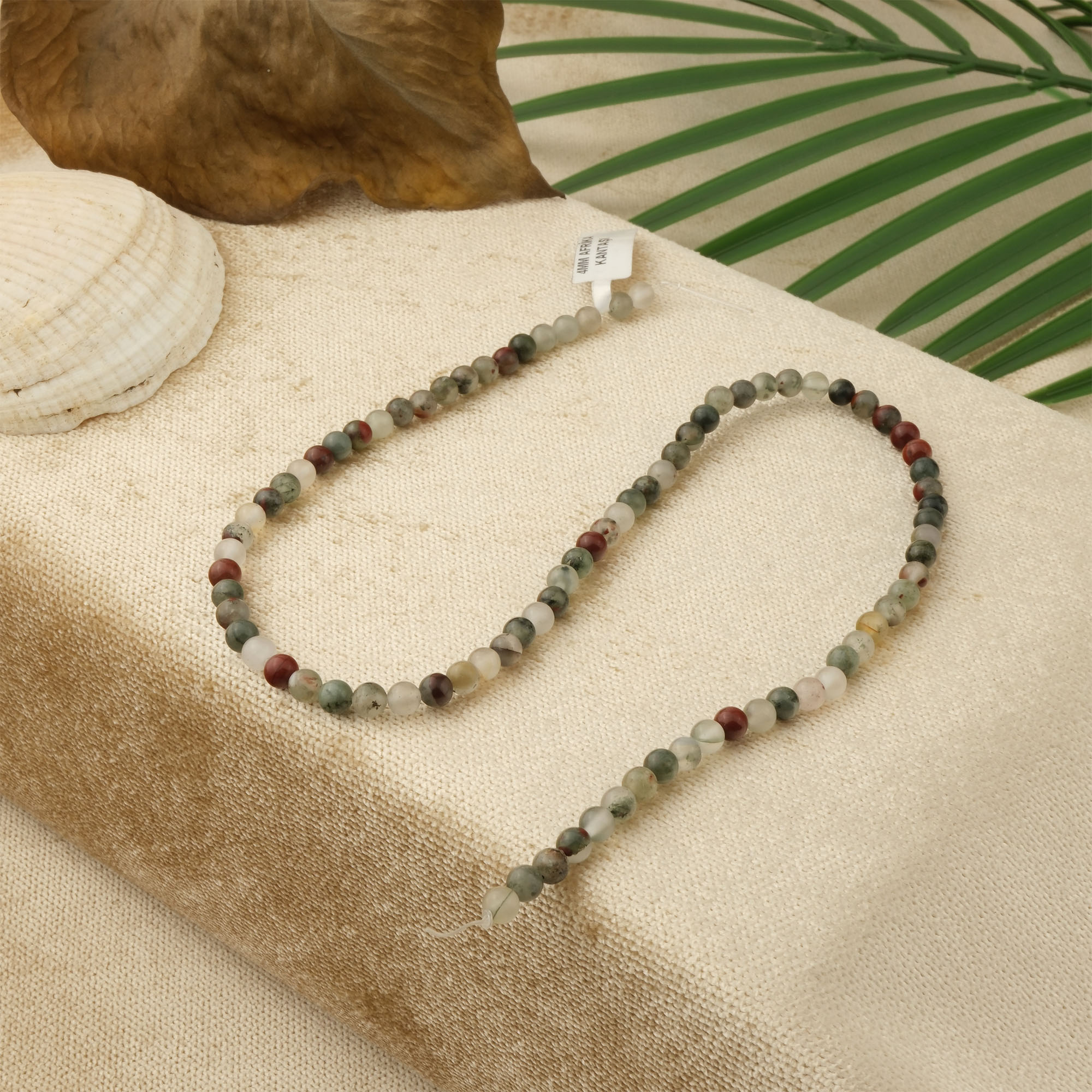 afrika-kan-tasi-dizi-dogal-tas-dizi-4mm-safir-tas-evi- (4) Afrika Kan Taşı doğal taş dizi 4mm – yeşil, kırmızı ve gri tonlarıyla güç, canlılık ve koruma enerjisi yayan toptan doğal taş dizi.