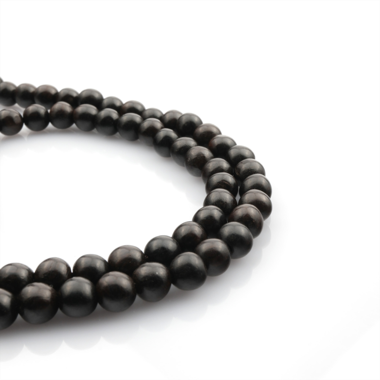 Ağaç taşı, toprak ve doğa enerjisini yansıtan kahverengi tonlarıyla denge, huzur ve yaşam gücü sağlayan toptan doğal taş dizi olarak bileklik ve kolye tasarımlarında sıkça tercih edilir.