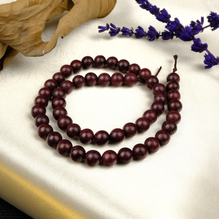 Ağaç taşı, doğanın gücünü temsil eden desenleriyle denge, sabır ve topraklama enerjisi sunan; bileklik, kolye ve tesbih tasarımlarında tercih edilen toptan doğal taş dizi.