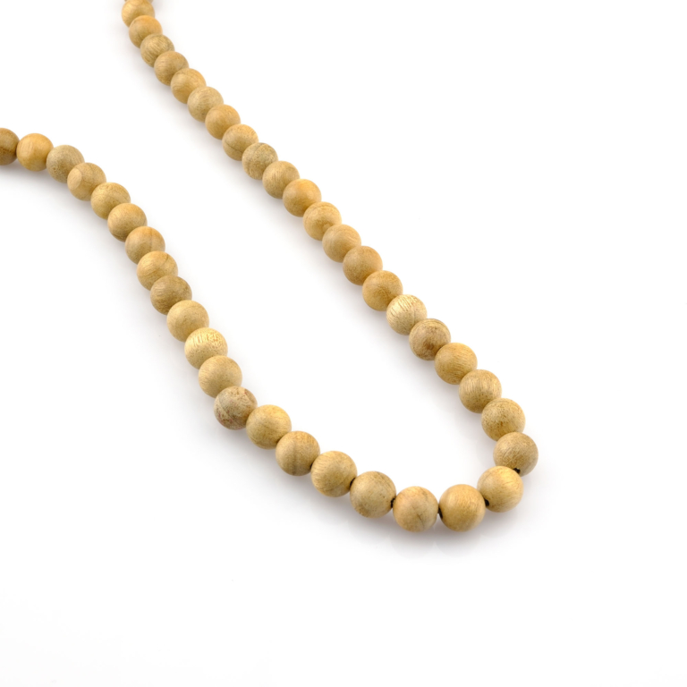 Ağaç taşı, doğanın gücünü simgeleyen damar desenleriyle denge, sabır ve huzur enerjisi sunan; bileklik, kolye ve tesbih tasarımlarında sıkça kullanılan toptan doğal taş dizi.