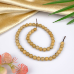 Ağaç taşı, doğanın gücünü simgeleyen damar desenleriyle denge, sabır ve huzur enerjisi sunan; bileklik, kolye ve tesbih tasarımlarında sıkça kullanılan toptan doğal taş dizi.