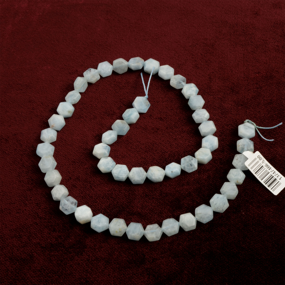 Altıgen kesim Akuamarin doğal taş dizi – huzur, berraklık ve iletişim enerjisini yansıtan toptan doğal taş dizi