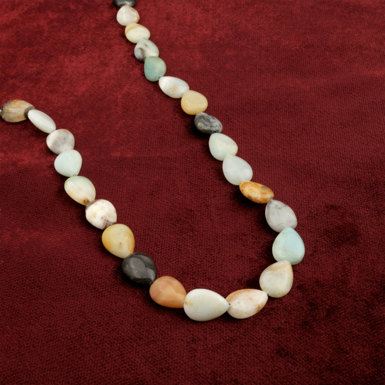 Amazonit doğal taş dizi – huzur, cesaret ve iç denge enerjisiyle öne çıkan, yeşil tonlu zarif görünüme sahip toptan doğal taş dizi.