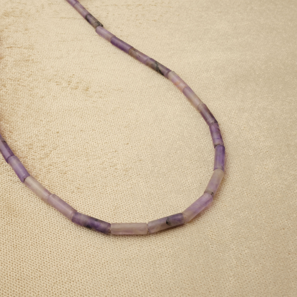 Ametist doğal taş dizi — toptan doğal taş dizi; mor tonlarıyla dinginlik, farkındalık ve ruhsal denge enerjisi sağlayan taş.