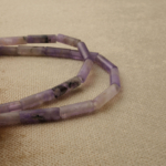 Ametist doğal taş dizi — toptan doğal taş dizi; mor tonlarıyla dinginlik, farkındalık ve ruhsal denge enerjisi sağlayan taş.