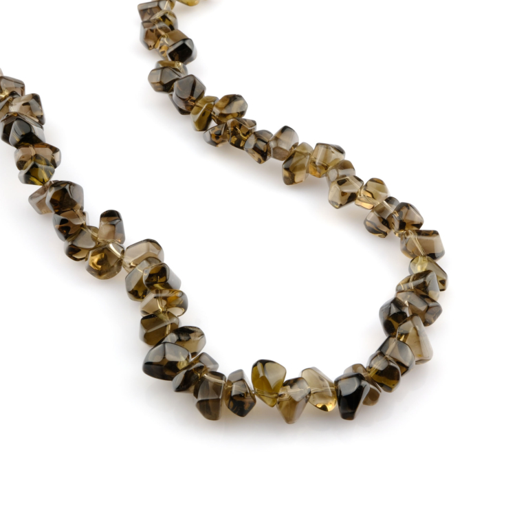 Amorf kesimli Dumanlı Kuvars taşı, gri ve kahverengi tonlarıyla negatif enerjiyi dönüştüren, koruyucu ve dengeleyici özellikte toptan doğal taş dizi.