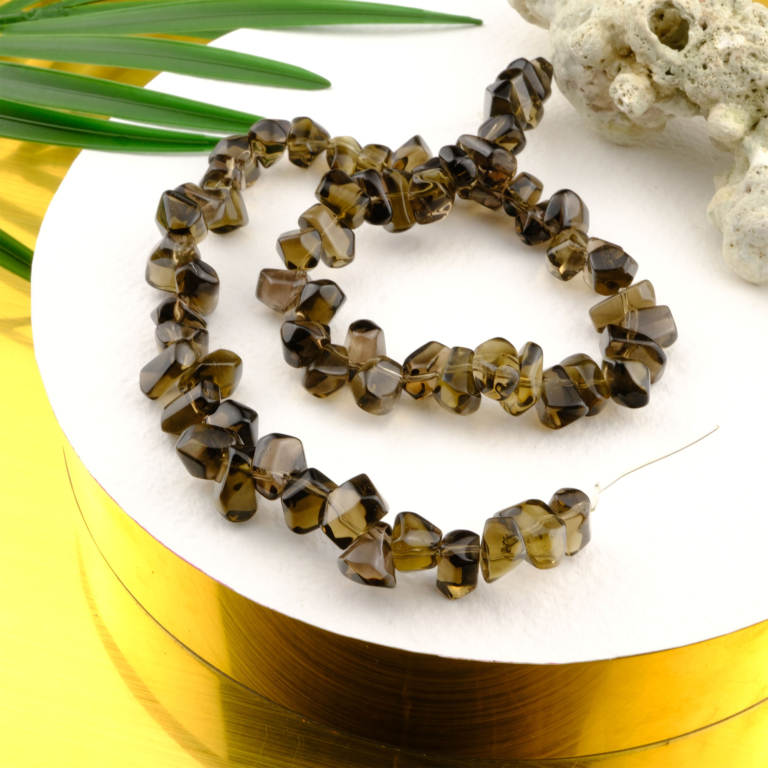 Amorf kesimli Dumanlı Kuvars taşı, gri ve kahverengi tonlarıyla negatif enerjiyi dönüştüren, koruyucu ve dengeleyici özellikte toptan doğal taş dizi.