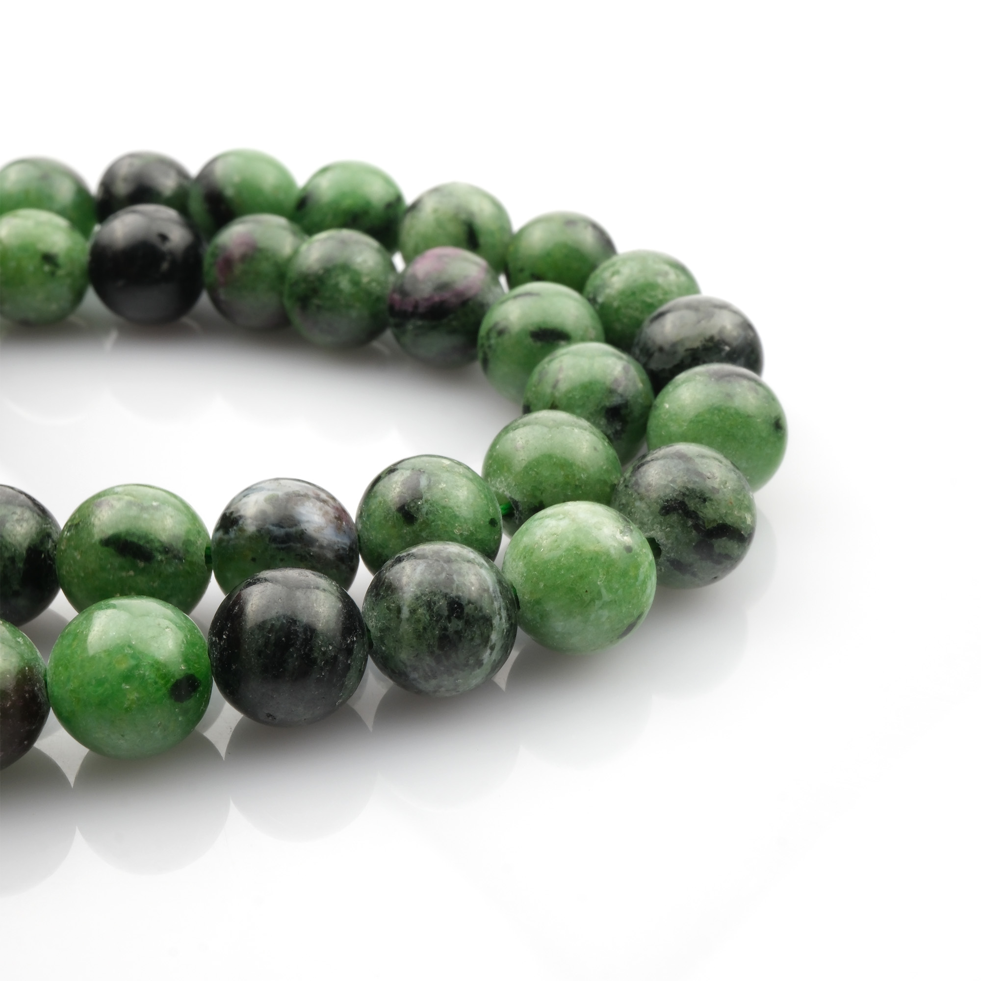 Anyolit 8mm toptan doğal taş dizi – yeşil zemin üzerinde pembe ve mor tonlu desenleriyle canlı bir enerji sunar; bileklik ve kolye tasarımlarında doğal uyum sağlar.
