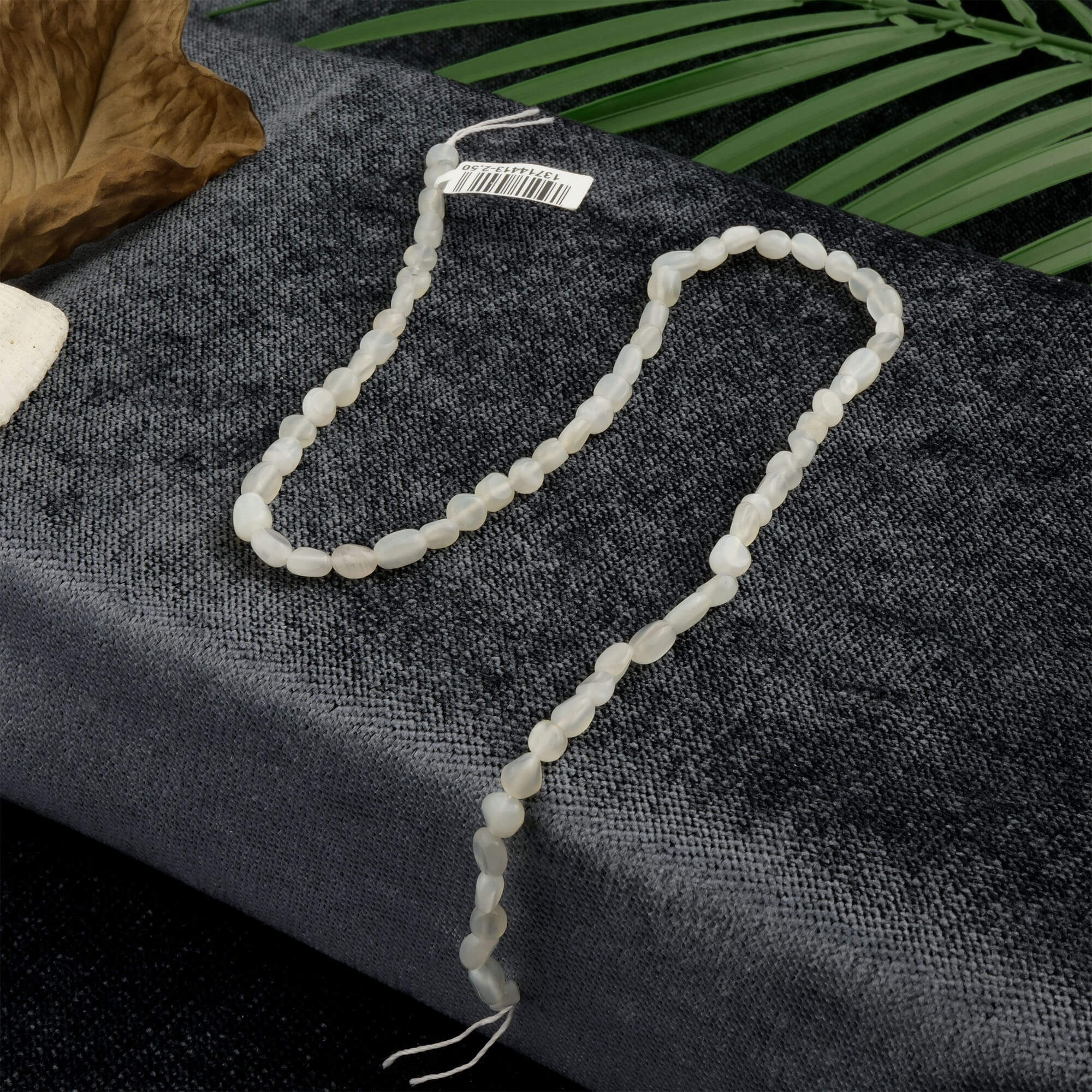 Ay Taşı doğal taş dizi 3x5mm – beyaz ve mavi yansımalarıyla sezgiyi güçlendiren, huzur ve denge enerjisi yayan toptan doğal taş dizi.