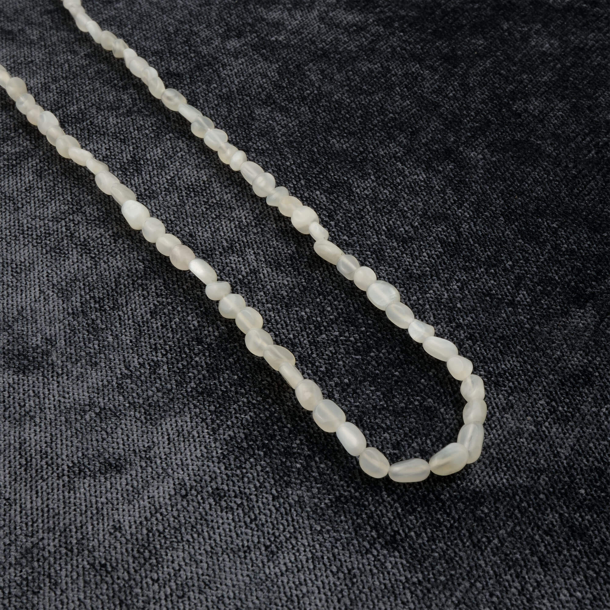 Ay Taşı doğal taş dizi 3x5mm – beyaz ve mavi yansımalarıyla sezgiyi güçlendiren, huzur ve denge enerjisi yayan toptan doğal taş dizi.