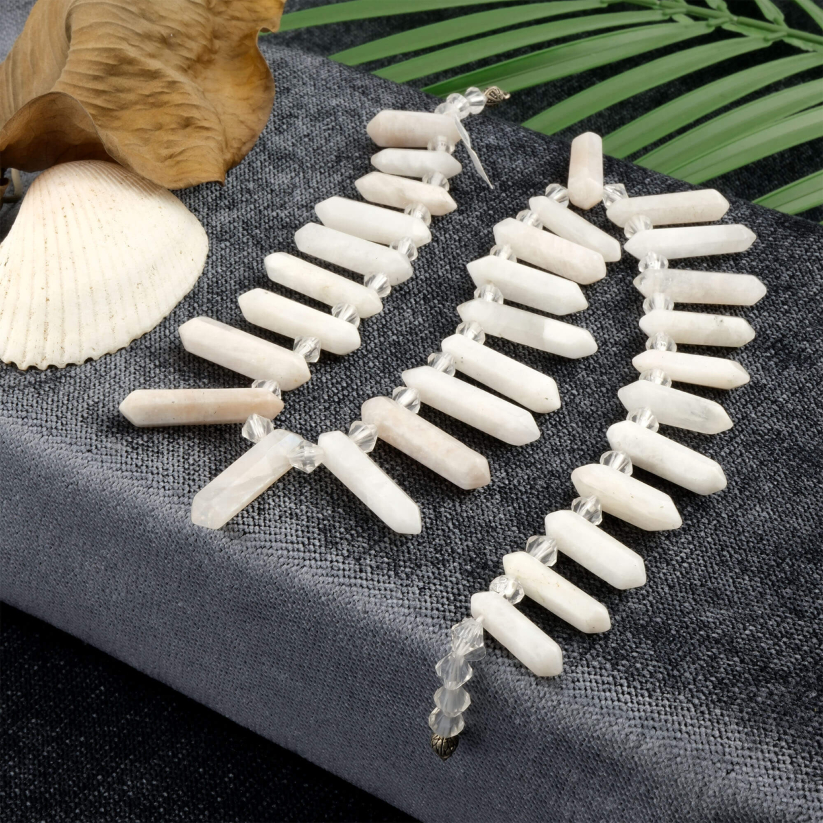 Ay Taşı toptan doğal taş dizi – inci beyazı ve mavi yansımalarıyla sezgiyi güçlendiren, huzur ve denge sağlayan zarif enerji taşı.