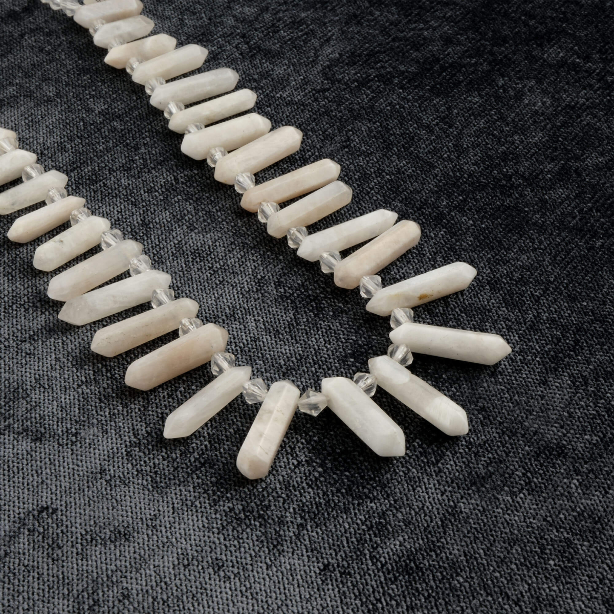 Ay Taşı toptan doğal taş dizi – inci beyazı ve mavi yansımalarıyla sezgiyi güçlendiren, huzur ve denge sağlayan zarif enerji taşı.