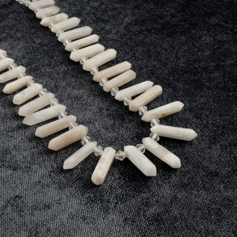 Ay Taşı toptan doğal taş dizi – inci beyazı ve mavi yansımalarıyla sezgiyi güçlendiren, huzur ve denge sağlayan zarif enerji taşı.