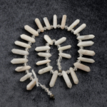 Ay Taşı toptan doğal taş dizi – inci beyazı ve mavi yansımalarıyla sezgiyi güçlendiren, huzur ve denge sağlayan zarif enerji taşı.