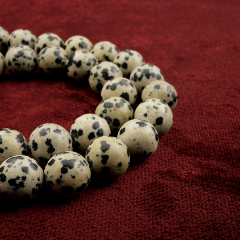 Dalmaçyalı Jasper doğal taş dizi 10mm – siyah benekli bej tonlarıyla koruma, topraklanma ve denge enerjisi sunan toptan doğal taş dizi