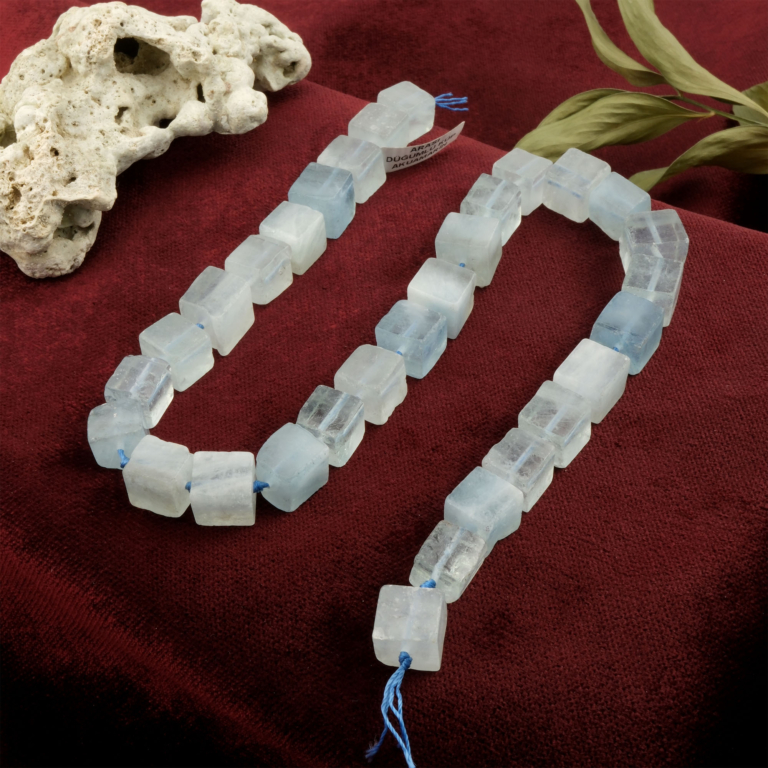 Düğümlü Küp Akuamarin doğal taş dizi – denizin huzurunu ve gökyüzünün ferahlığını taşıyan, arası düğümlü tasarımıyla zarif ve toptan doğal taş dizi
