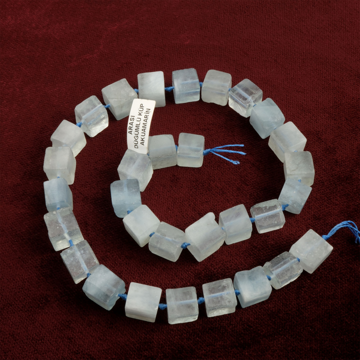 Düğümlü Küp Akuamarin doğal taş dizi – denizin huzurunu ve gökyüzünün ferahlığını taşıyan, arası düğümlü tasarımıyla zarif ve toptan doğal taş dizi