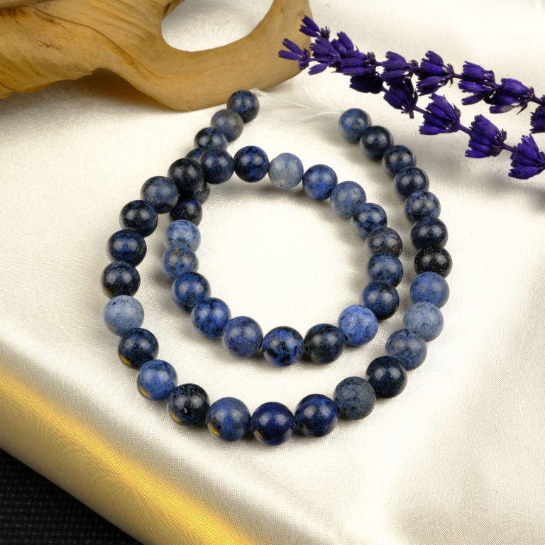 Dumortierit doğal taş dizi 8mm – lacivert ve mavi tonlarıyla zihinsel netliği artıran, sabır ve huzur enerjisi yayan toptan doğal taş dizi