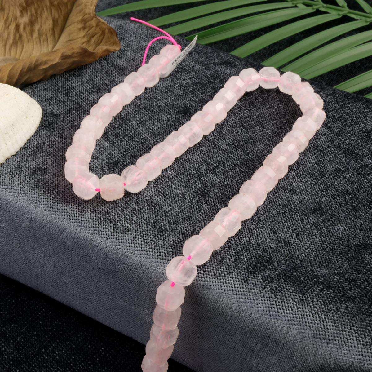 Faset küp kesim Pembe Kuvars doğal taş dizi 10mm – sevgi, huzur ve kalp çakrası enerjisini temsil eden toptan doğal taş dizi