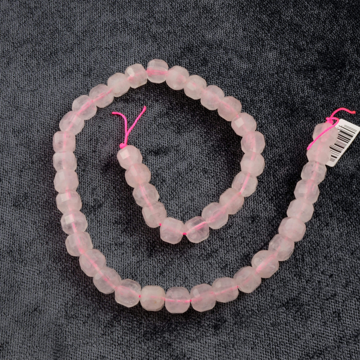 Faset küp kesim Pembe Kuvars doğal taş dizi 10mm – sevgi, huzur ve kalp çakrası enerjisini temsil eden toptan doğal taş dizi