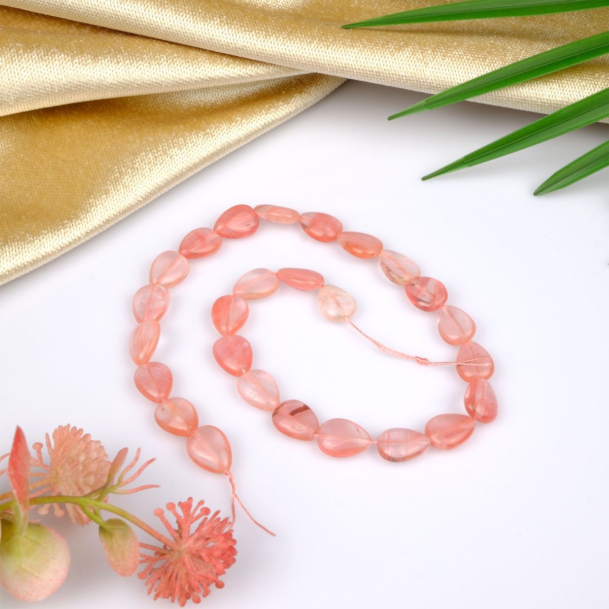 Gül Kuvars doğal taş dizi – sevgi, şefkat ve huzur enerjisiyle öne çıkan, açık pembe tonlarıyla zarif bir görünüme sahip toptan doğal taş dizi.