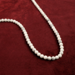 Havlit taşı, beyaz zemin üzerindeki gri damarlarıyla sakinlik ve huzur enerjisini taşıyan, stres azaltıcı etkisiyle bilinen toptan doğal taş dizi olarak takı ve enerji çalışmalarında sıkça kullanılır.