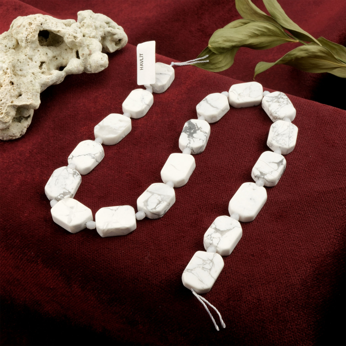 Havlit doğal taş dizi — toptan doğal taş dizi; beyaz zemin üzerindeki gri damarlarıyla huzur, dinginlik ve odaklanma sağlayan taş.