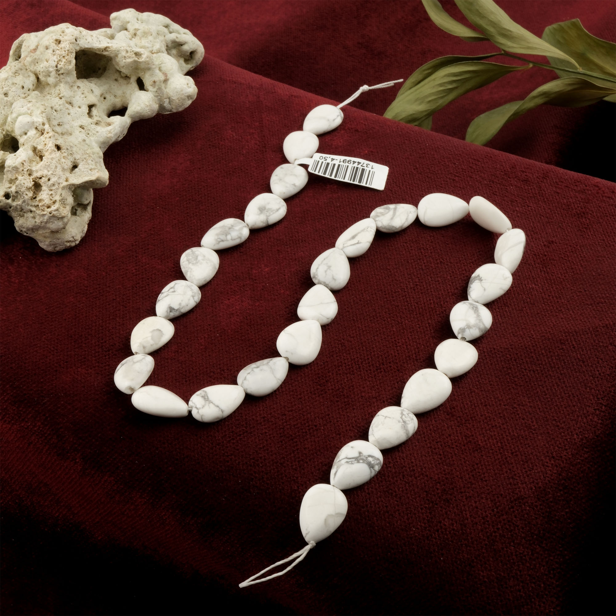 Havlit doğal taş dizi – beyaz zemin üzerindeki gri damar desenleriyle dinginlik ve farkındalık enerjisi taşıyan, sade ve zarif görünümlü toptan doğal taş dizi.