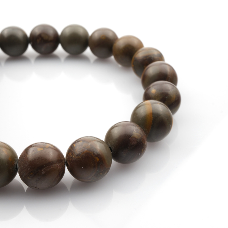 Jasper taşı, toprak tonlarıyla denge ve dayanıklılık enerjisi yayan, koruyucu özelliğiyle bilinen toptan doğal taş dizi olarak takı tasarımlarında ve enerji çalışmalarında sıkça kullanılır.