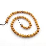 Kahverengi ağaç taşı, doğal ahşap tonlarını yansıtan sıcak enerjisiyle denge, huzur ve istikrar sağlayan; bileklik, kolye ve tesbih tasarımlarında tercih edilen toptan doğal taş dizi.